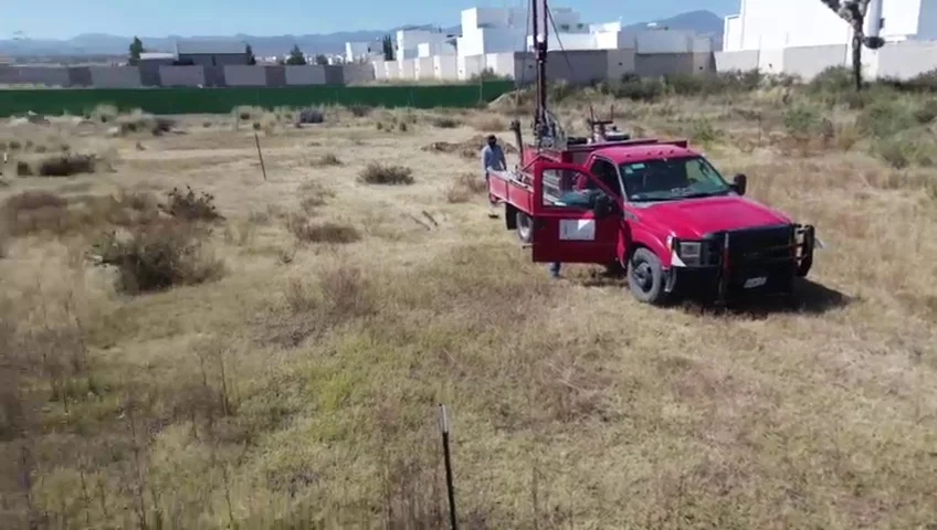 Perforadora haciendo el estudio del suelo en el terreno