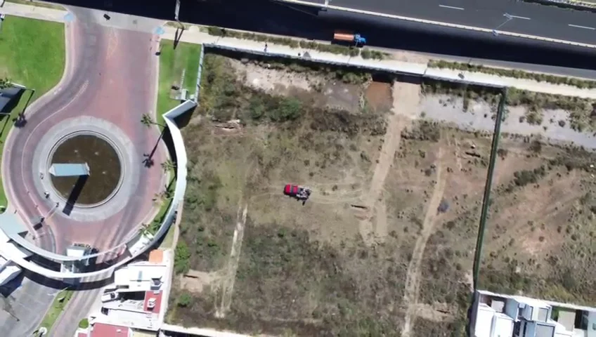 Vista aérea del terreno del hospital y la avenida