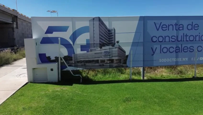 Valla de obra «Venta de consultorios» en el terreno